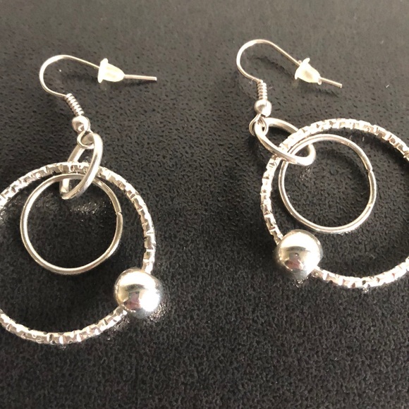 Dangling Earrings - Picture 4 of 4